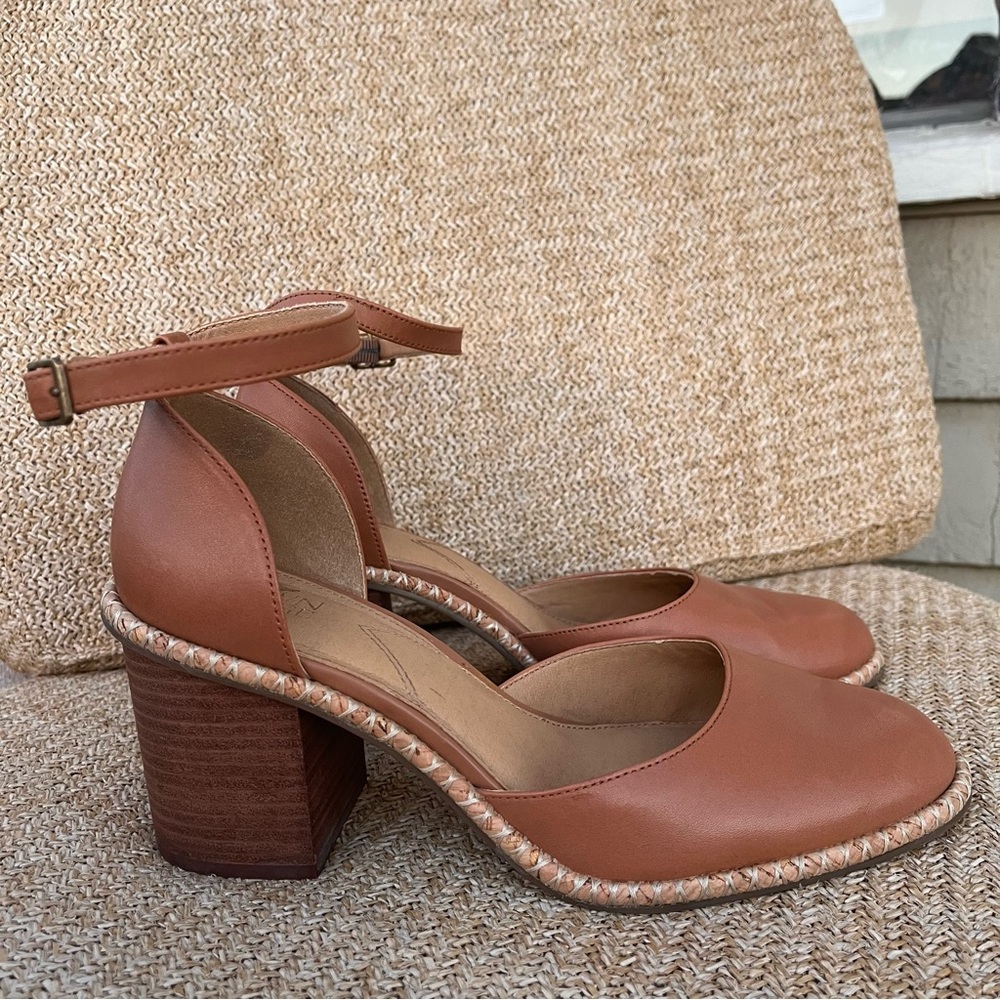 Crown Vintage Tan Block Heel Women's 8.5 Shoes